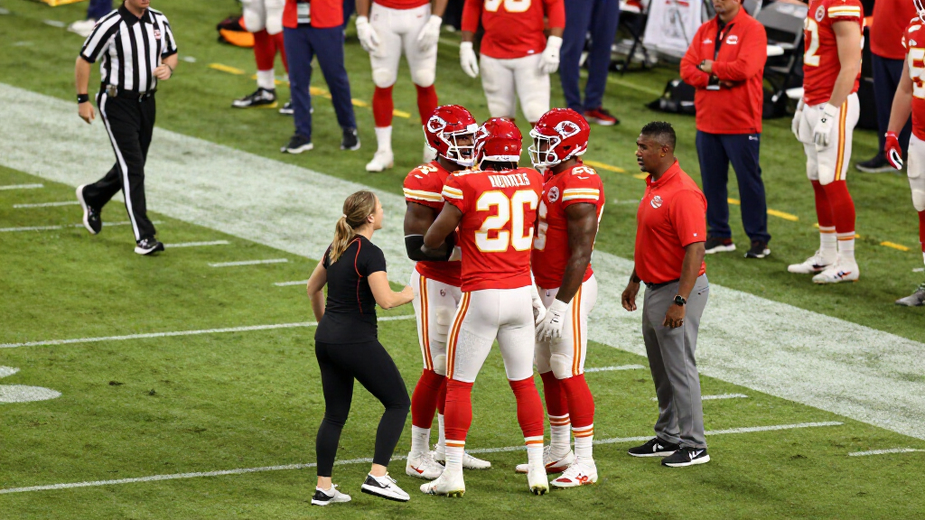 Kansas City Chiefs Star Defensive Lineman Chris Jones Caught In Screaming Match With Coaches On Sidelines